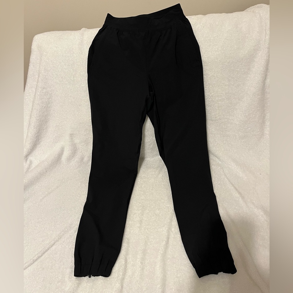 Black lululemon jogger pants 
Size 0 
Perfect condition